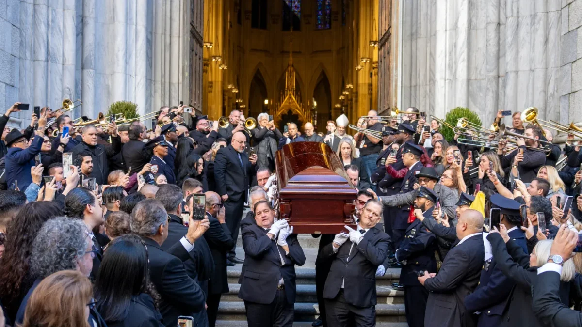La murga se escuchó con fuerza interpretada por una banda de trombones cuando las puertas de la catedral se abrieron para dar paso al ataúd con los restos del artista