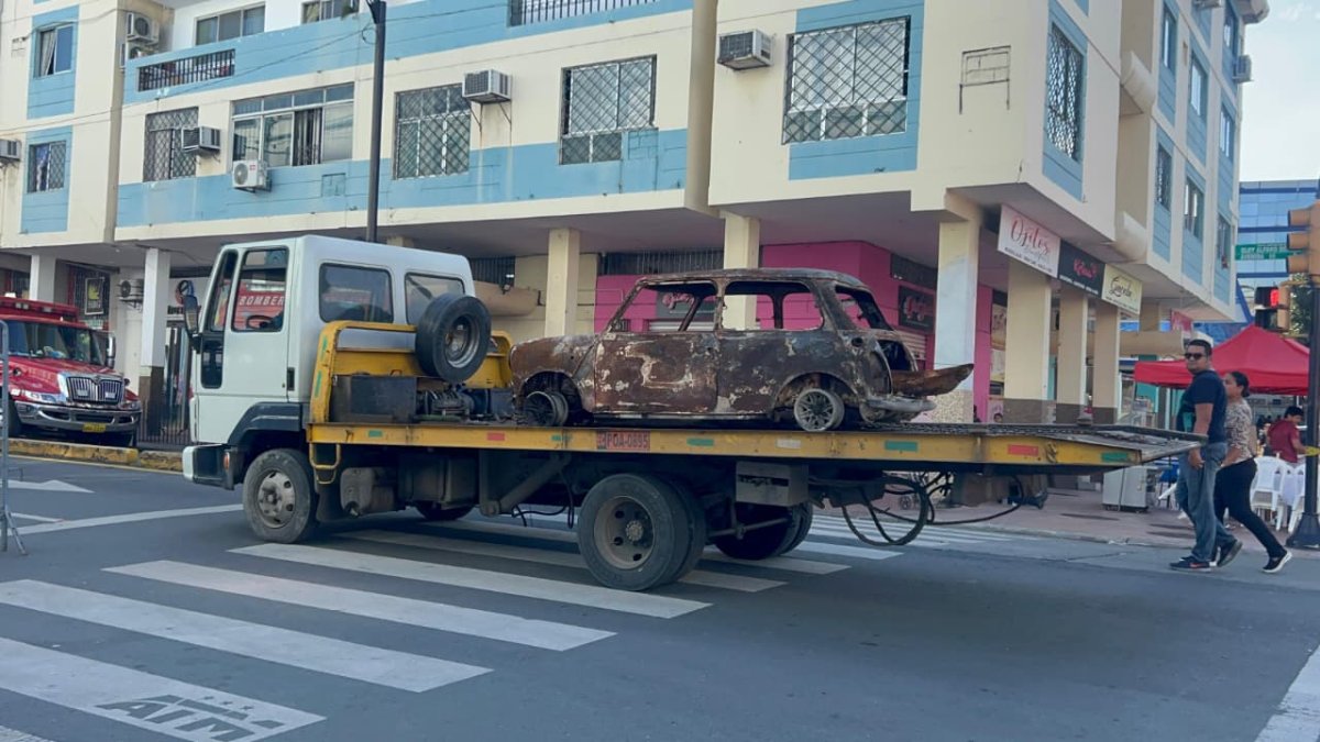 Al menos 25 vehículos están en la lista para ser retirados de los escombros del edificio Multicomercio.