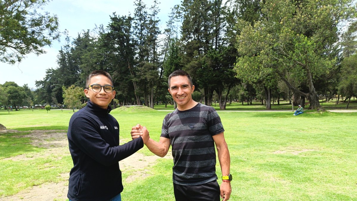 Matías (i) sigue el legado en el ciclismo de su padre Byron Guamá (d), múltiple campeón de la Vuelta al Ecuador y con gran experiencia en pruebas a nivel internacional