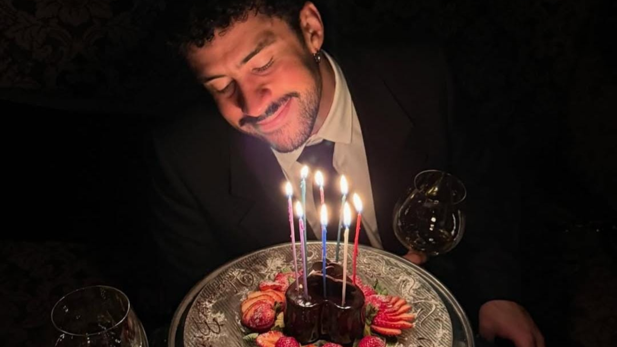 Bad Bunny celebra su cumpleaños número 32 con una foto publicada en Instagram.