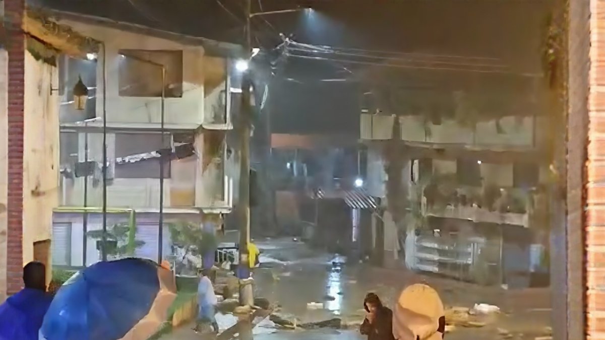 El desbordamiento de una quebrada en la parroquia Salvias de Zaruma dejó afectación.