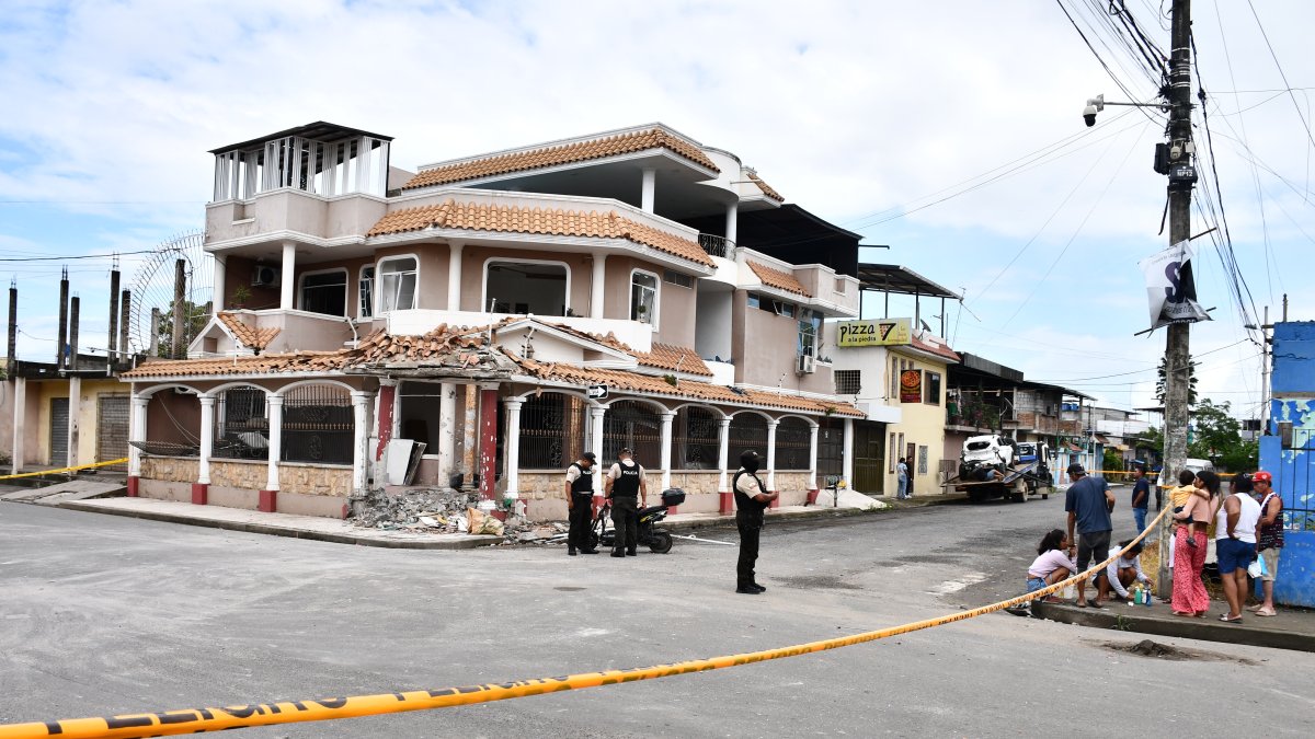 Los atentados con explosivos provocaron serios destrozos en algunas viviendas.