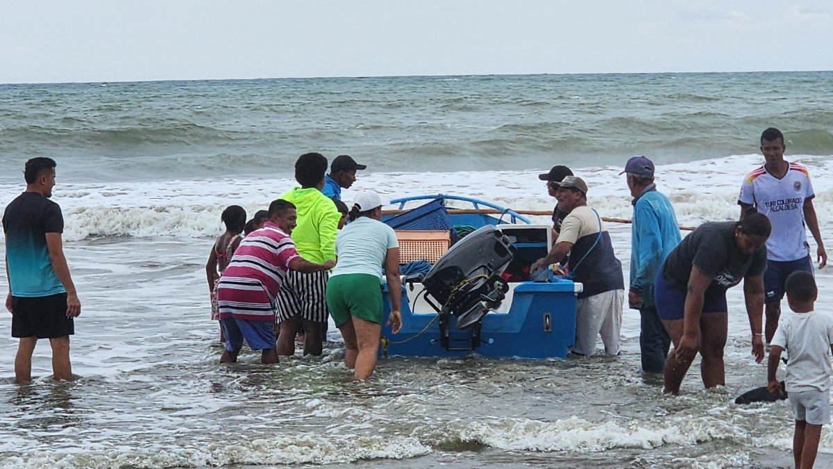 Moradores de Galera y Quingue colaboran en el arribo de la embarcación pesquera Denis, tras el accidente marítimo que dejó dos víctimas frente a Tongorachí.