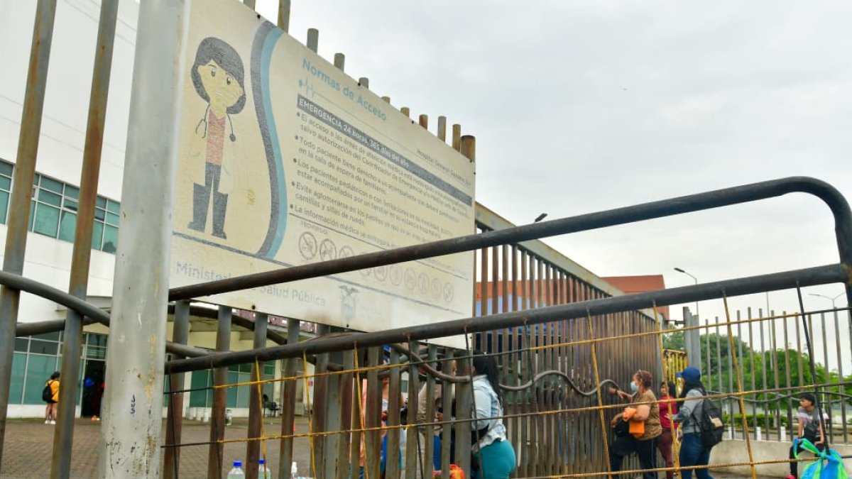 Agentes llevaron a la ciudadana al hospital del Guasmo, para que reciba atención médica.