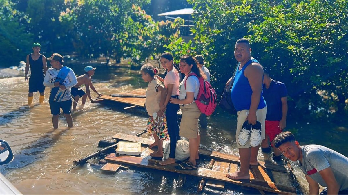 Habitantes de San Gregorio improvisan un paso elevado para enfrentar las aguas que inundaron sus comunidades, buscando seguridad en medio de la emergencia.