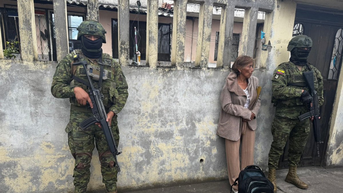 Una de las detenidas es una mujer.