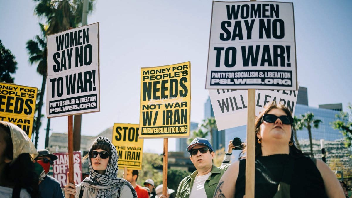 Protesta contra la guerra con Irán reunió a manifestantes que marcharon por Washington D.C. con consignas pacifistas