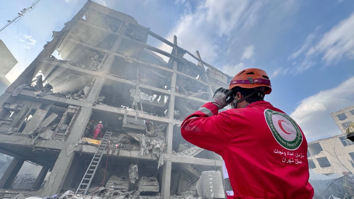 Equipos de la Media Luna Roja continúan las labores de rescate en Teherán tras el ataque que destruyó un edificio residencial