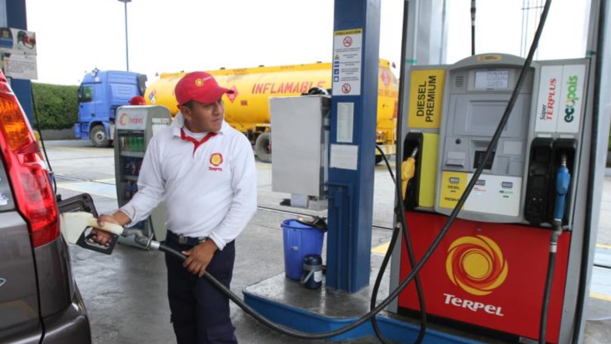 Aunque Ecuador aplica un sistema de bandas para limitar el incremento, ciudadanos temen que el alza del combustible encarezca el costo de vida.