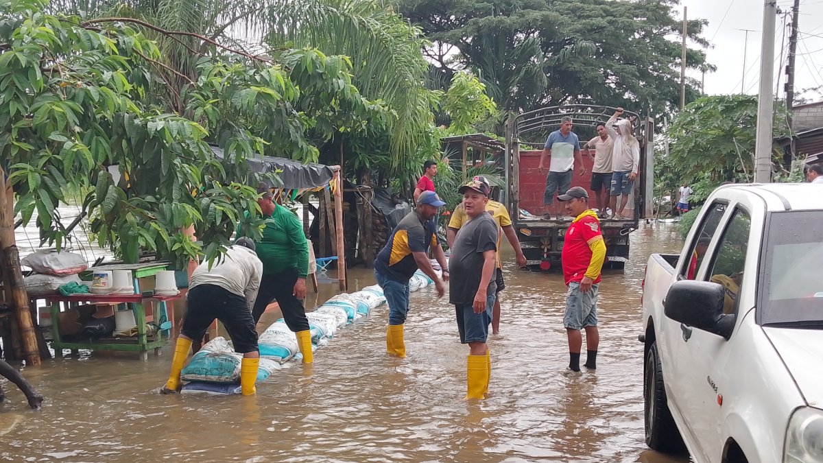 En Salitre se colocaron sacos de arena para impedir mayores filtraciones.
