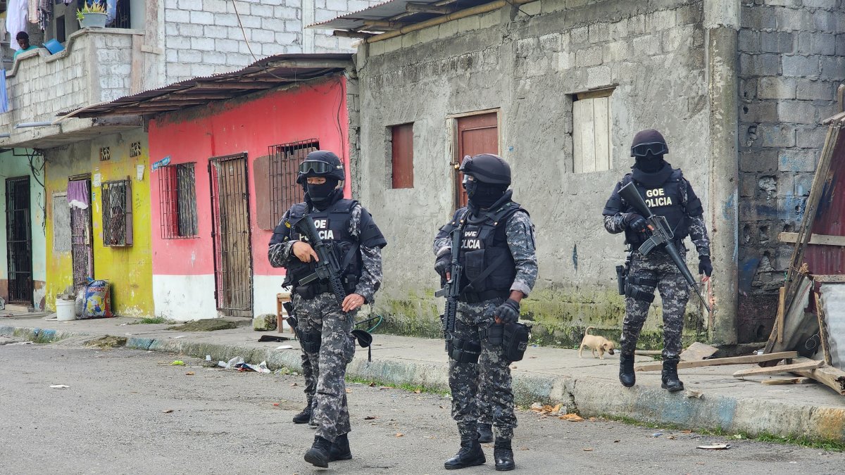 Agentes del GOE patrullan las calles del sur de Esmeraldas tras el último asesinato, en medio de un operativo de seguridad que busca contener la ola de violencia.