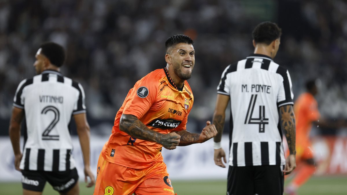 Milton Céliz de Barcelona SC celebra un gol este martes, en un partido de clasificación por la Copa Libertadores entre Botafogo y Barcelona SC en el estadio Olímpico Nilton Santos en Río de Janeiro