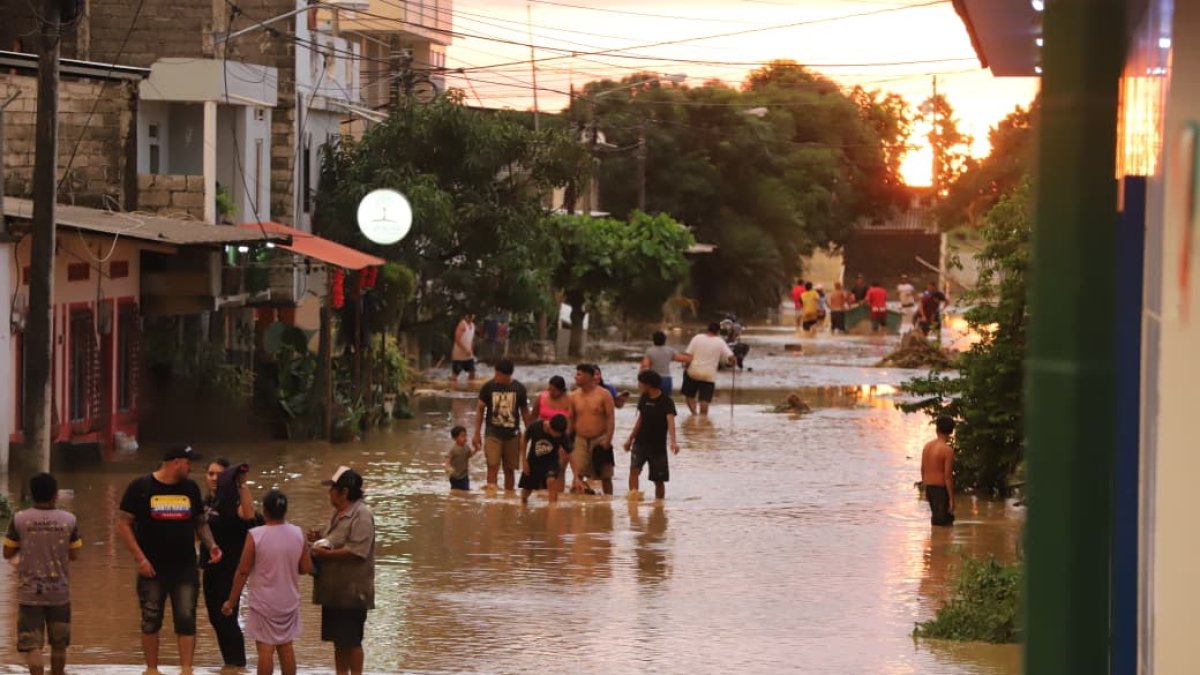 Las familias retiraron en camionetas los enseres que no fueron afectados por el agua.