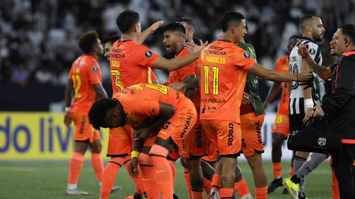 Jugadores de Barcelona Sporting Club celebran la clasificación a la fase de grupos de la Copa Libertadores 2026 en el Estadio Nilton Santos, en Río de Janeiro.