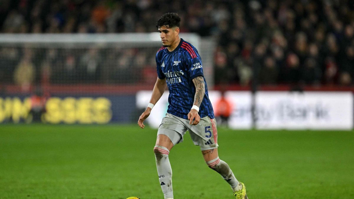 Piero Hincapié se ha consolidado como titular en la defensa del Arsenal.