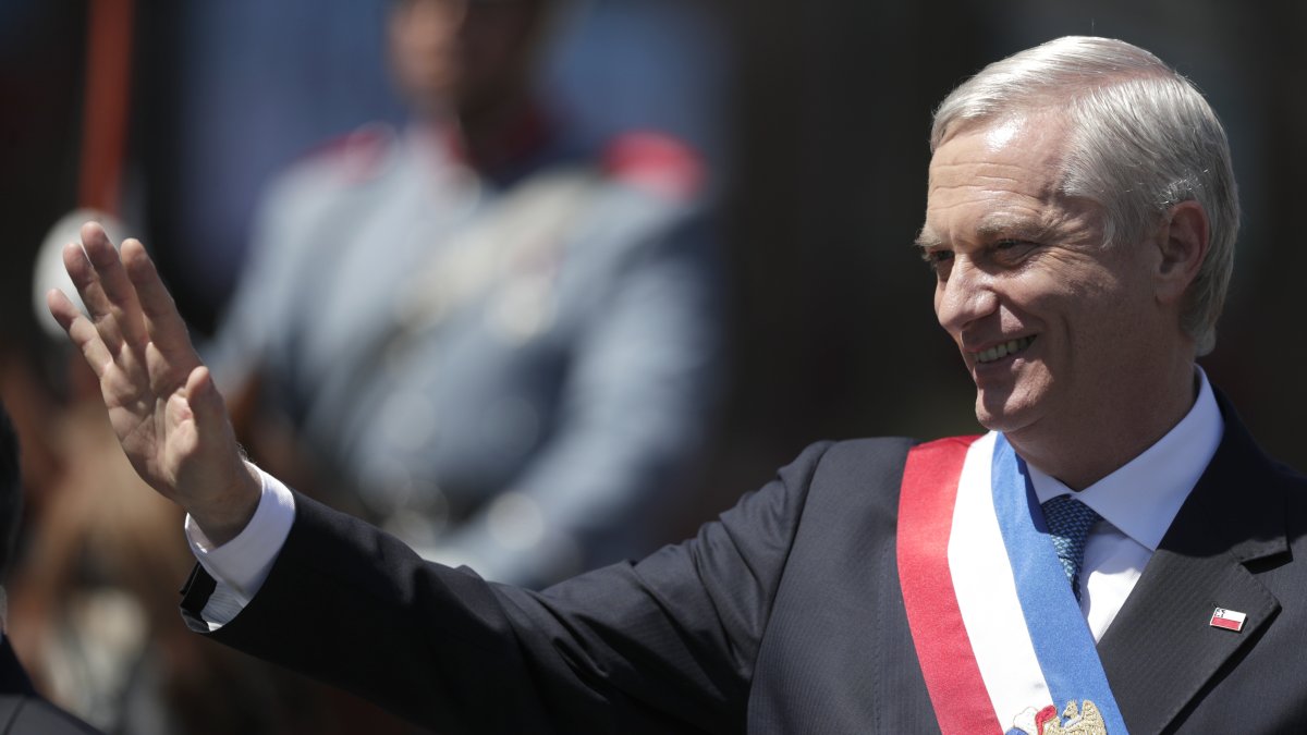 El ultraderechista José Antonio Kast saluda a sus seguidores después de asumir este miércoles la Presidencia de Chile.