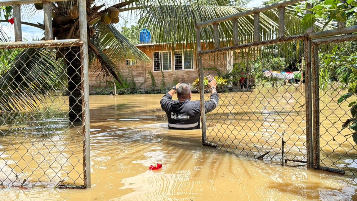 Un miembro del GAD Municipal de Muisne recorre una zona inundada mientras evalúa daños y coordina asistencia a las familias afectadas por el temporal.
