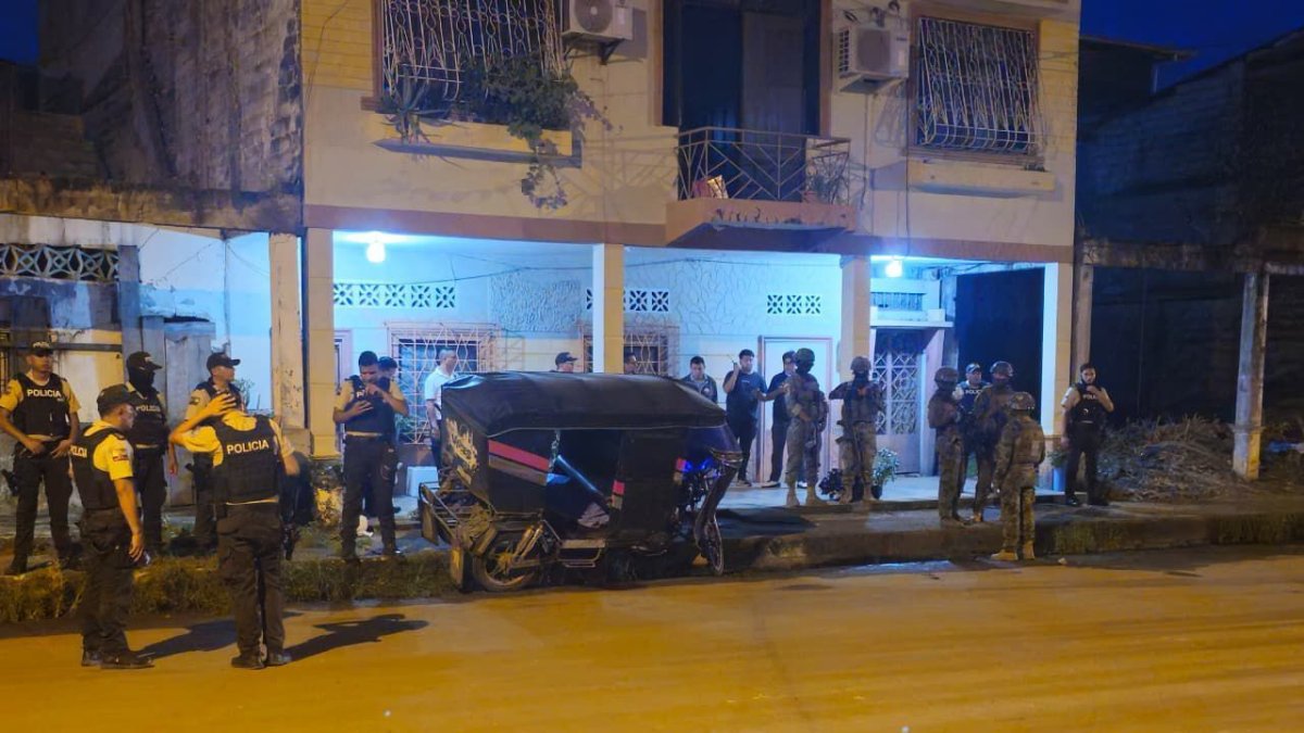 La tricimoto quedó sobre la vereda tras el ataque armado.