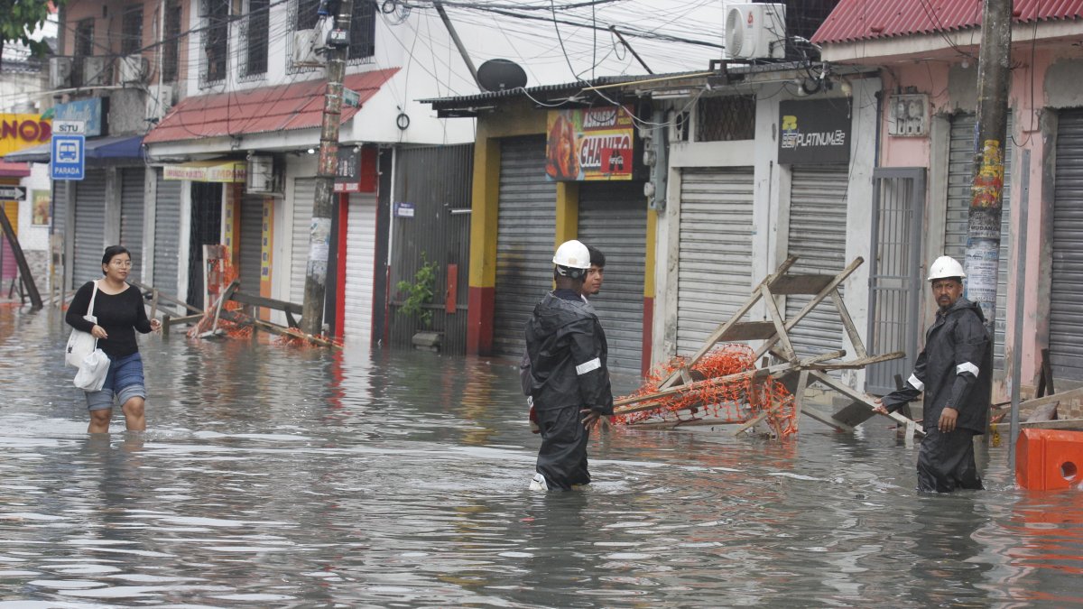 En Sauces 6, en la calle Gabriel Roldós, el agua daba hasta las rodillas.