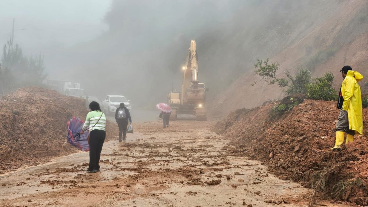 Derrumbe de gran magnitud afectó las instalaciones del canchón municipal y parte de la maquinaria utilizada para trabajos viales en Sozoranga.