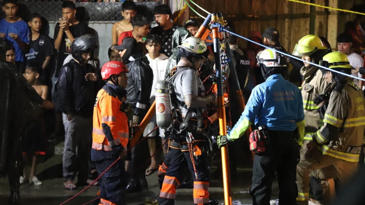 Los rescatistas laboraron hasta horas de la noche del miércoles 11 de marzo.