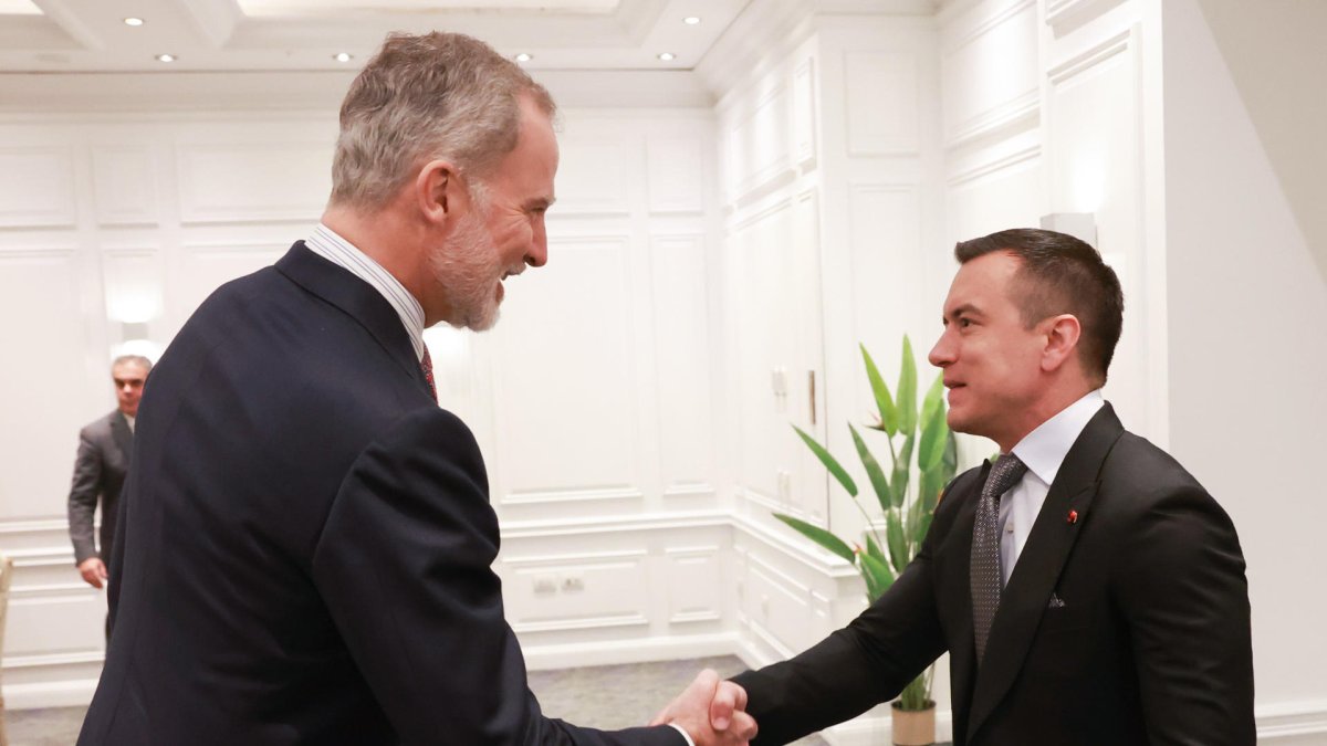 El rey de España, Felipe VI, se reunió este miércoles con el presidente de la República del Ecuador, Daniel Noboa (d), en Chile.