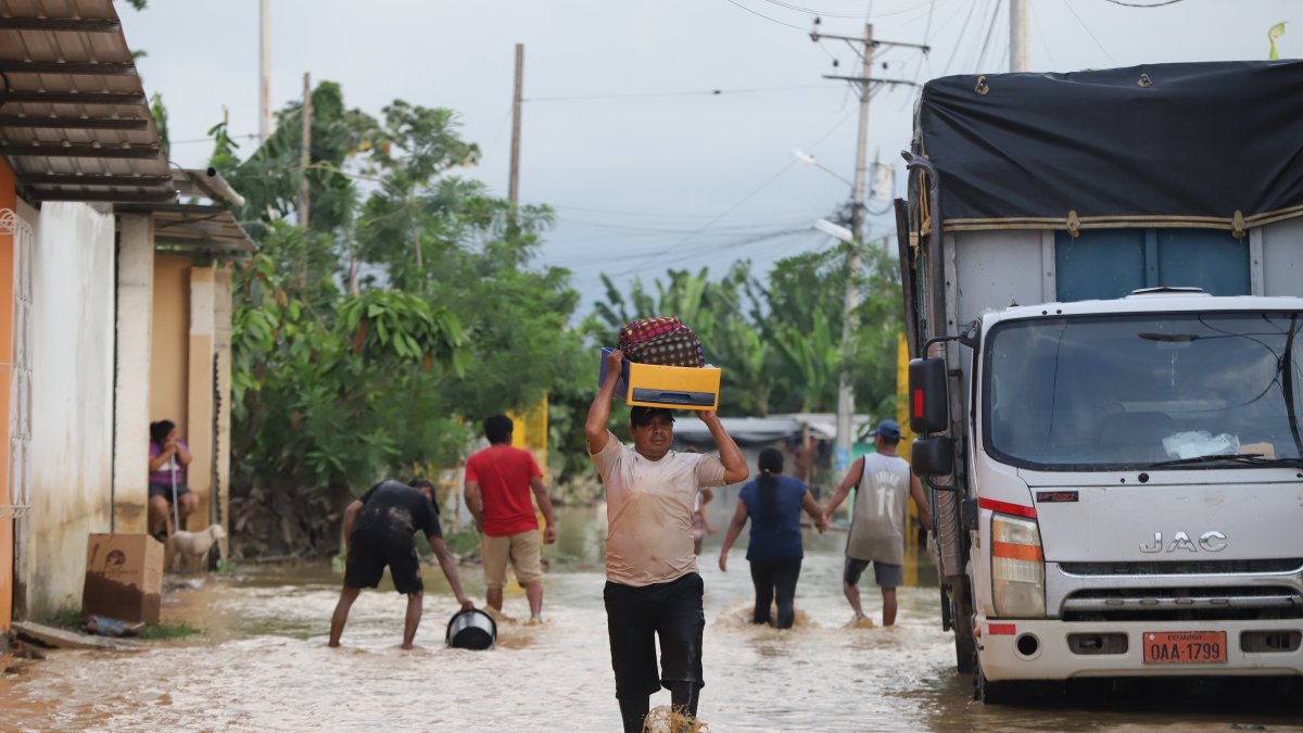 En el barrio Santa Teresita, familias salieron de sus viviendas con los electrodomésticos cargados, para que no se dañen.