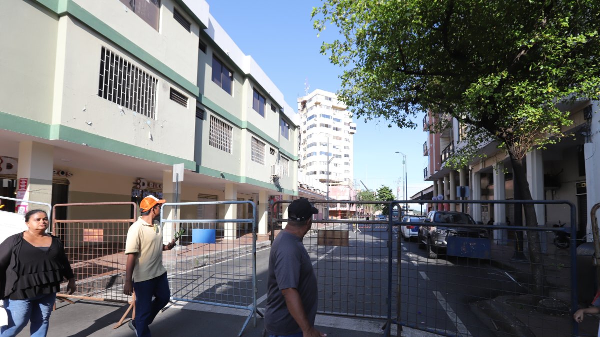 Los peatones se detenían a fotografiar las tareas de rescate y la zona cero.