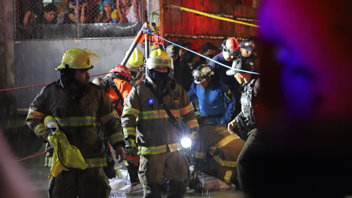 Bomberos y policías realizaron un operativo de búsqueda en el sistema de drenaje de Flor de Bastión tras la caída del menor durante la lluvia.