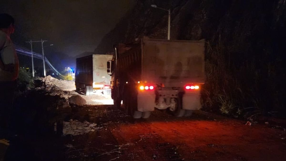 Maquinaria y técnicos trabajan en la zona afectada de la Cuenca-Girón-Pasaje.