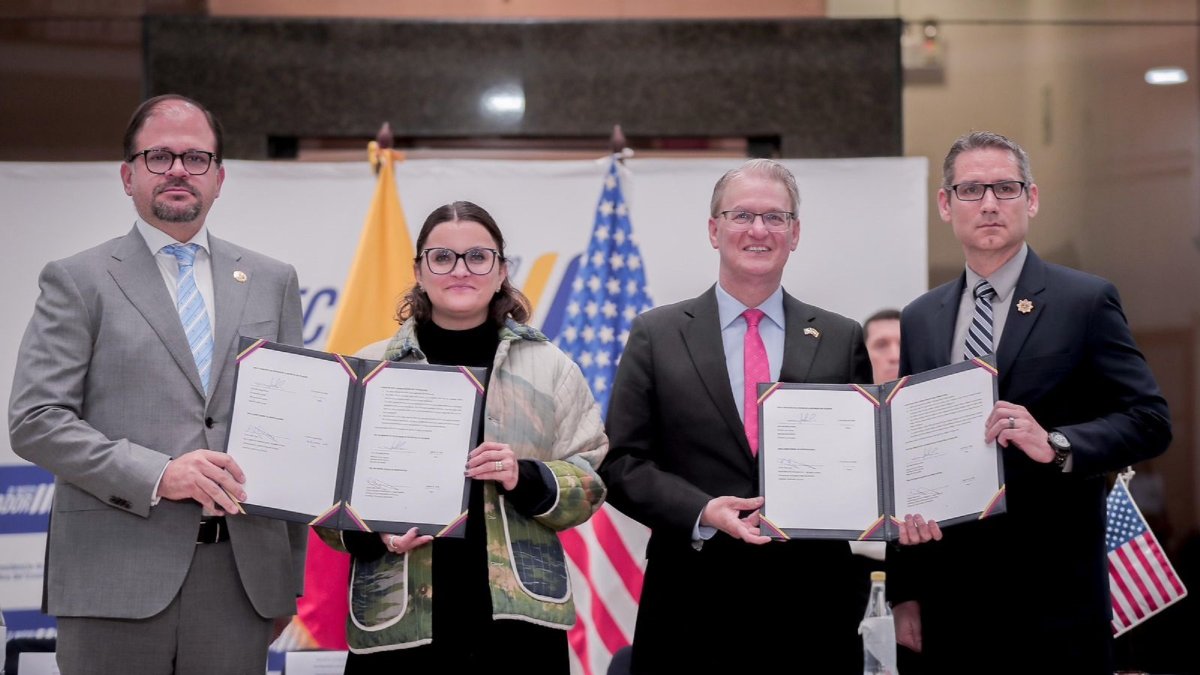 John Reimberg, ministro del Interior; María José Pinto, vicepresidenta de la República, durante la firma del convenio de cooperación entre Ecuador y el FBI.