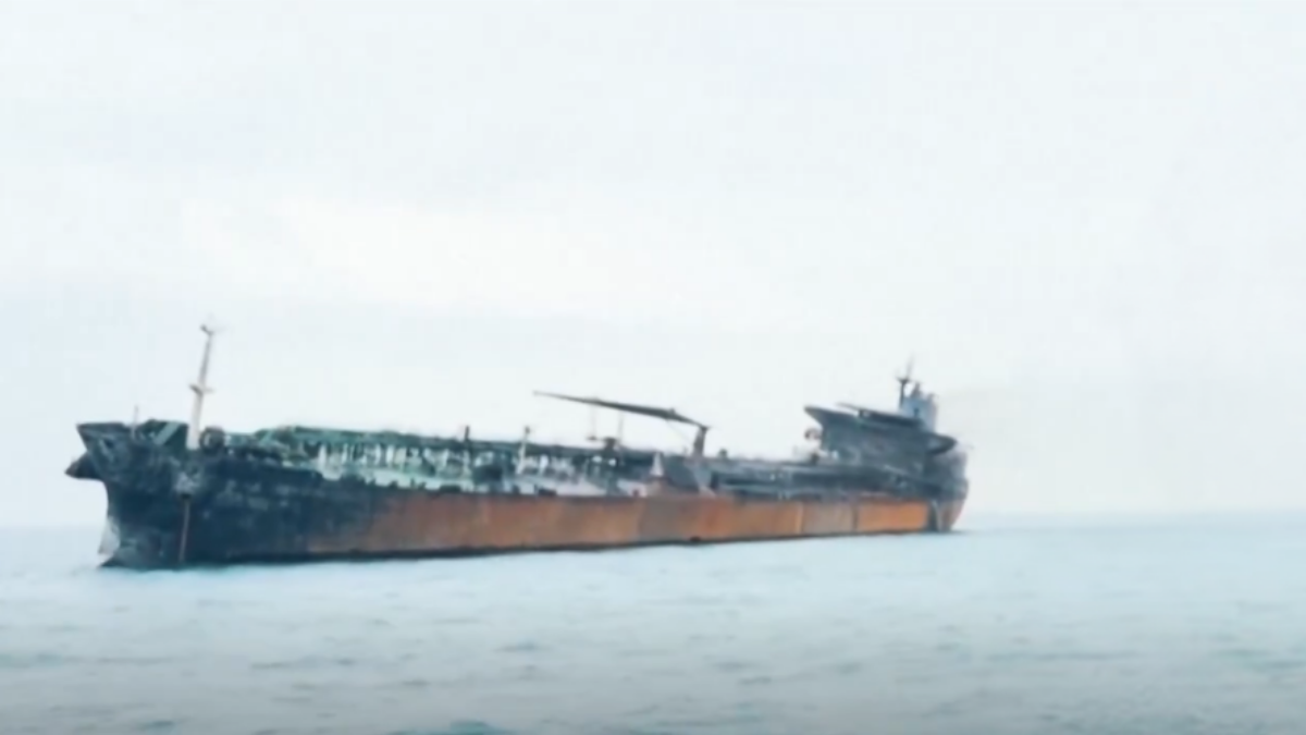 Equipos de emergencia trabajan para extinguir el incendio en uno de los petroleros atacados cerca de la costa de Basora, en Irak