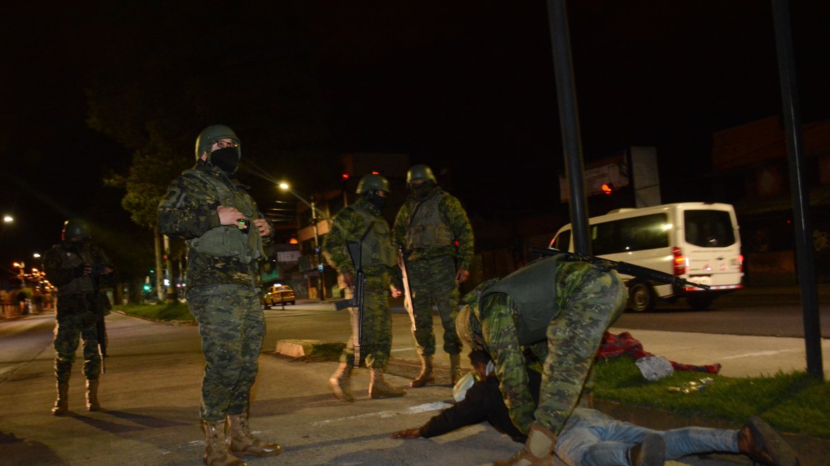 Recorrido y patrullaje nocturno por las calles del Sur de Quito con Militares antes durante el toque de queda. Quito 17 de Enero de 2024 Agencia(ag-extra ag-expreso-ag-quito) Gustavo Guaman