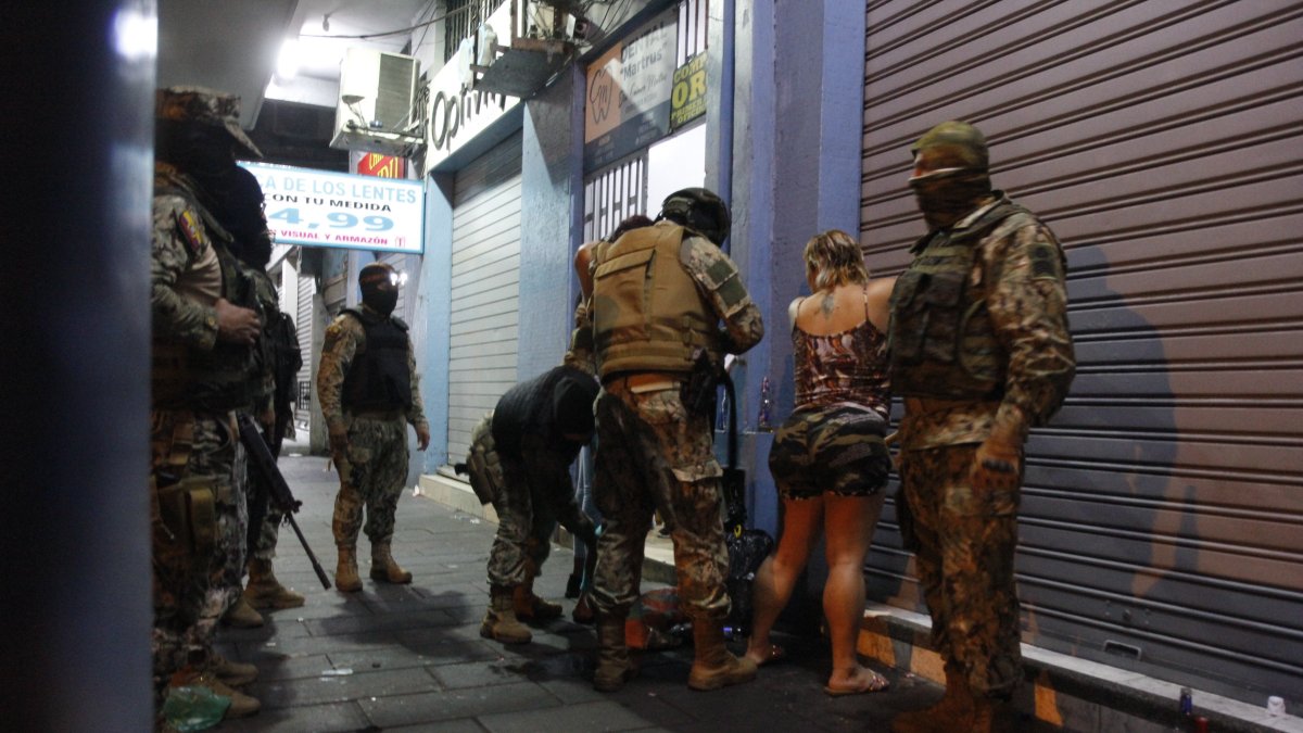 El Ejecutivo ecuatoriano activó un toque de queda focalizado para frenar la violencia en zonas consideradas estratégicas dentro de la lucha contra el crimen organizado.