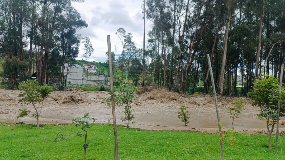 Las fuertes lluvias de los últimos días han generado un aumento en el caudal de los ríos en Cuenca.