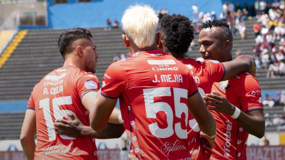 Jugadores de El Nacional celebran en el partido ante Liga de Quito por la LigaPro, el 24 de agosto de 2025.