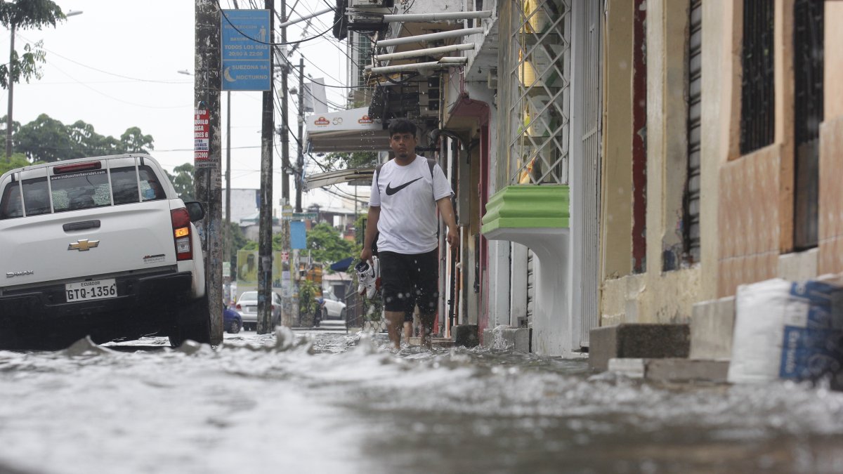 Calles de Guayaquil registraron acumulación de agua tras intensa lluvia nocturna.