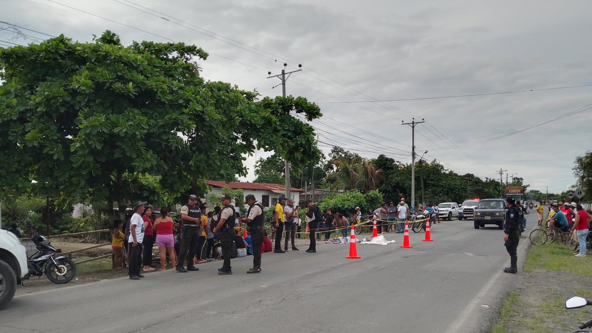 Los cuerpos quedaron a un costado de la vía.