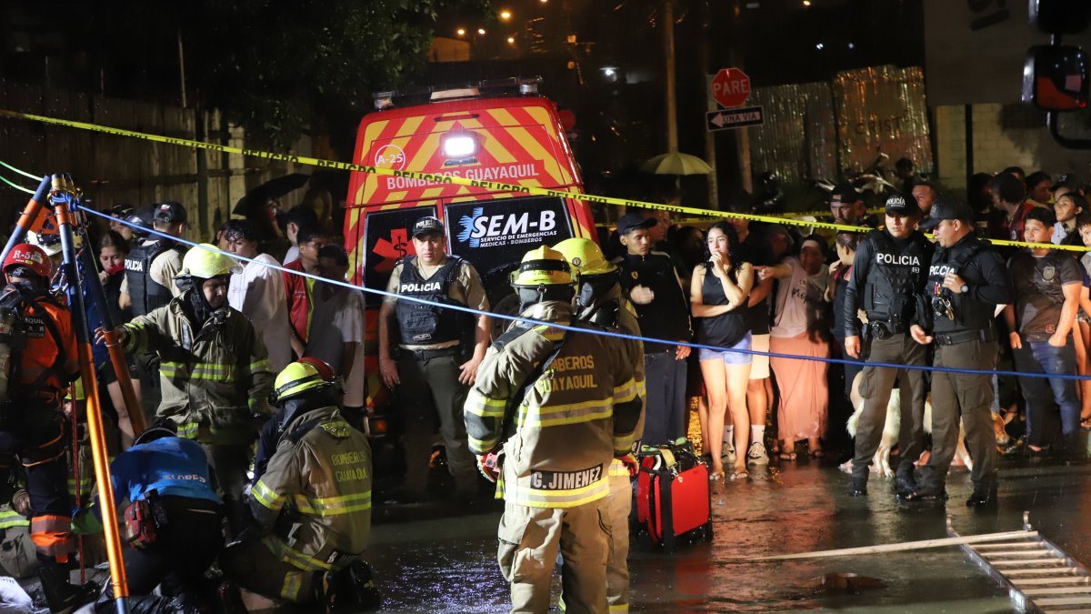 Bomberos intentaron encontrar al chico, pero no lo lograron.