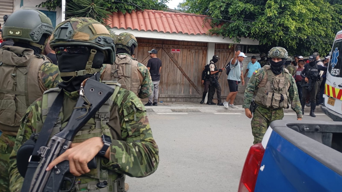 La escena del crimen en Playas fue acordonada por policías y militares.