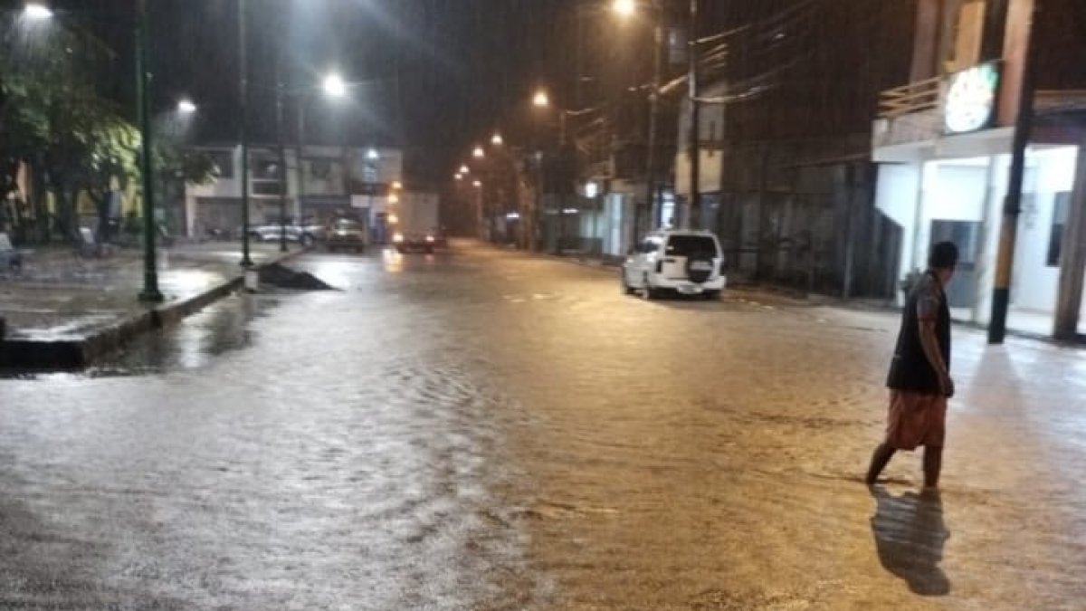 El Río Pescadillo se desbordó e inundó varias calles del centro del cantón Flavio Alfaro