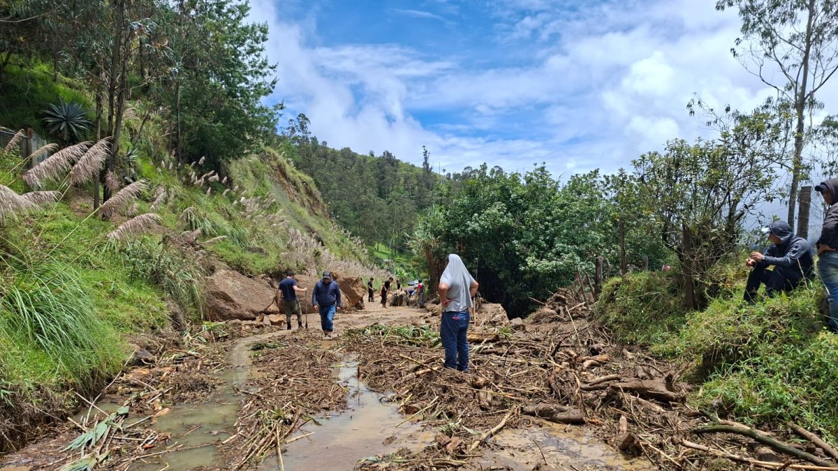 Derrumbes y deslizamientos provocados por las lluvias afectan varios tramos viales en la parroquia Manú.