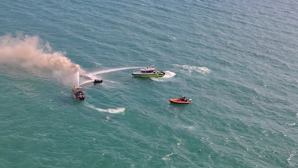 Barcos de bomberos combaten el incendio de una embarcación turística frente a Miami Beach