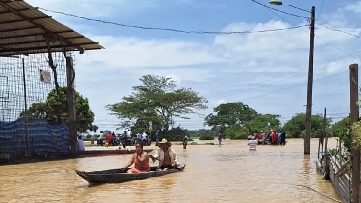 Algunos pasajeros lograron sobrevivir y fueron rescatados en embarcaciones que prestan su servicio en la zona.