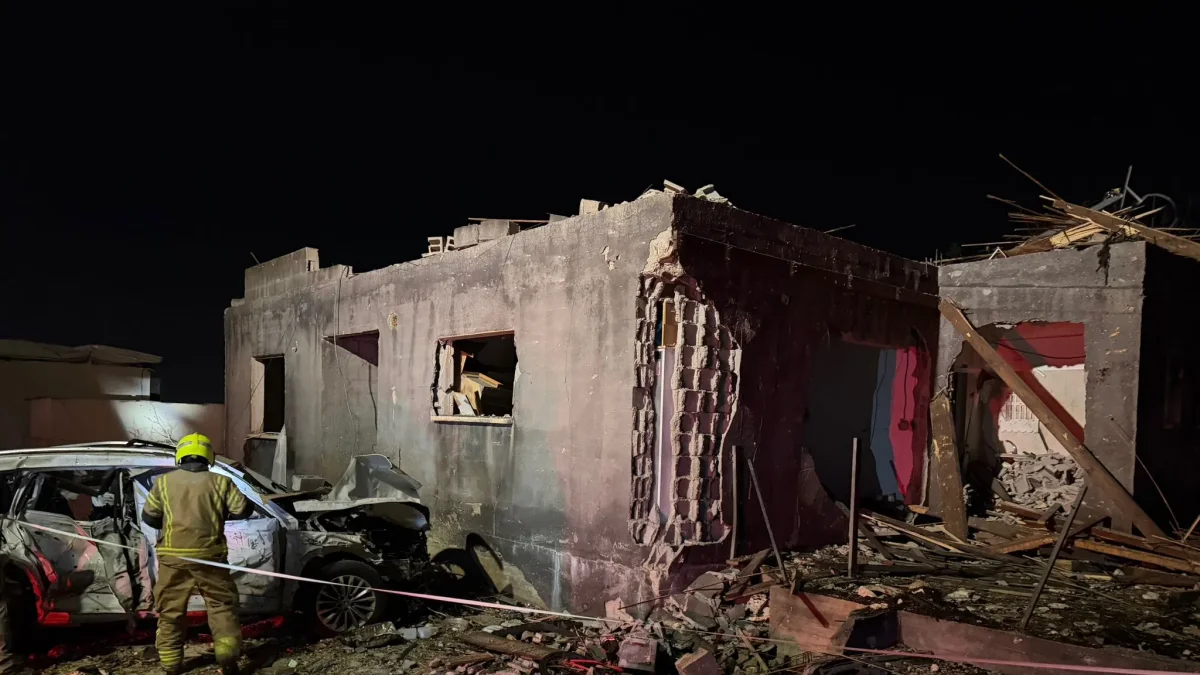 Equipos de emergencia trabajan tras el impacto de un misil en viviendas del norte de Israel