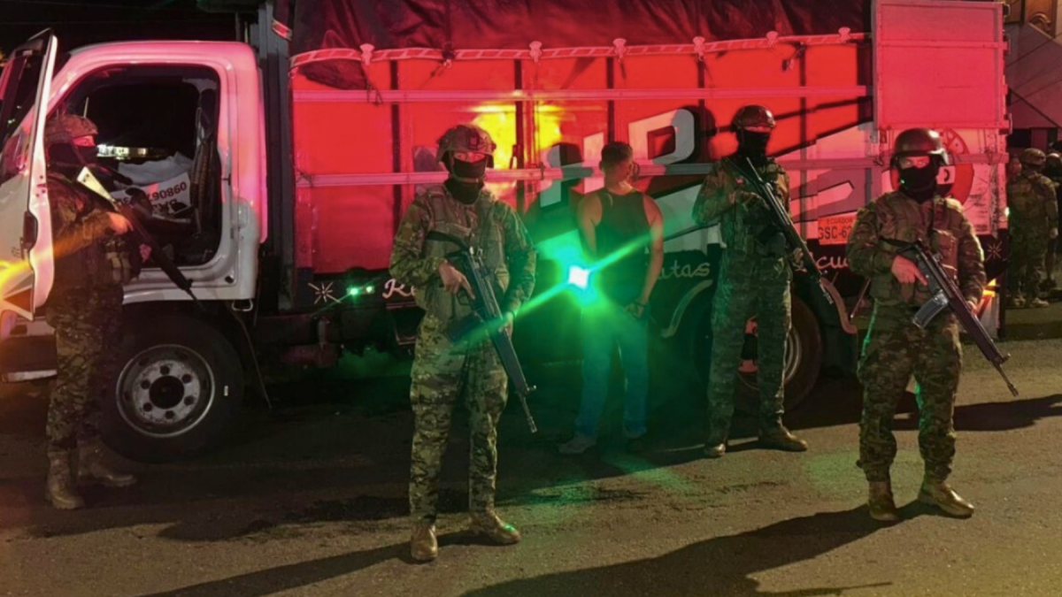 El momento de la detención del falso militares, en una imagen compartida por el Ministerio de Defensa.