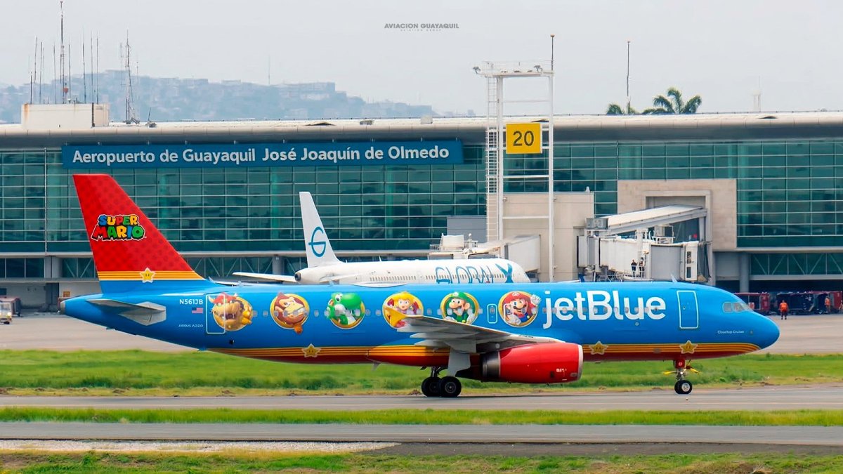 El avión temático de Super Mario de JetBlue sorprendió a observadores en el aeropuerto de Guayaquil.