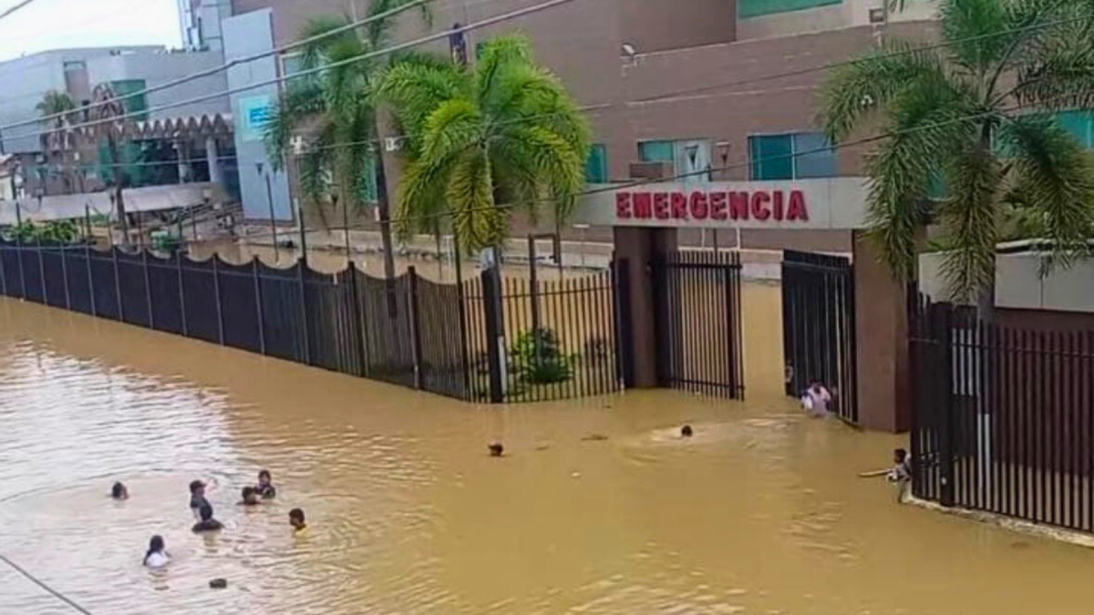 Las personas que deciden ingresar al hospital del IESS de Babahoyo lo hacen con el agua hasta el cuello.