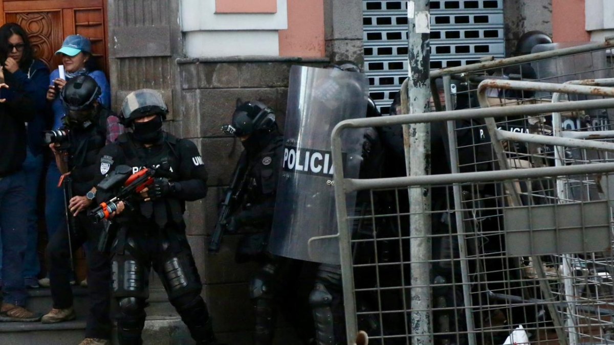 Manifestantes fueron dispersados por el escuadrón antidisturbios en el centro de Quito, este viernes 13 de marzo.