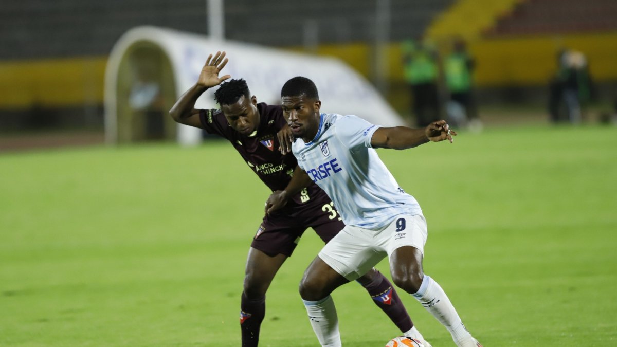 Jugadores de Universidad Católica y Liga de Quito en uno de los cinco choques que tuvieron en el torneo de 2025.